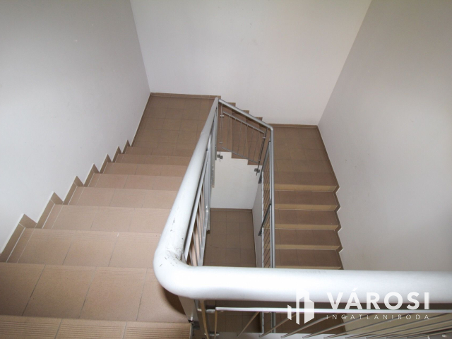 OTP mellett utcai bejárttal rendelkező iroda kiadó!