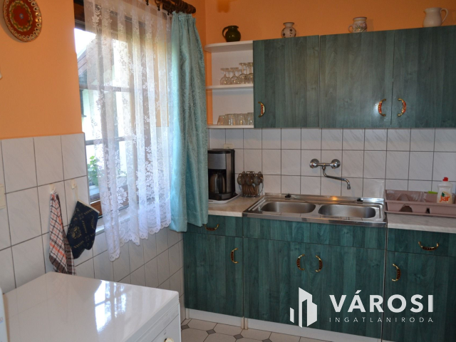 Csopakon, patakparti nívós ingatlan eladó!