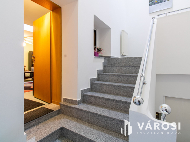 ELADÓ ipari ingatlan 4 db lakással és 2 db műhellyel!