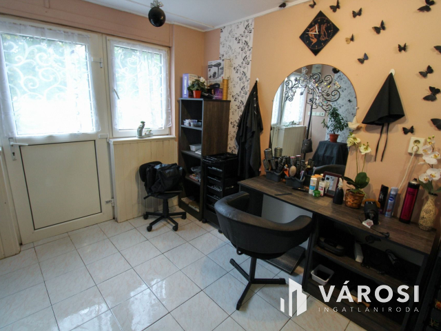 Bejáratott üzlethelyiség Algyőn eladó!