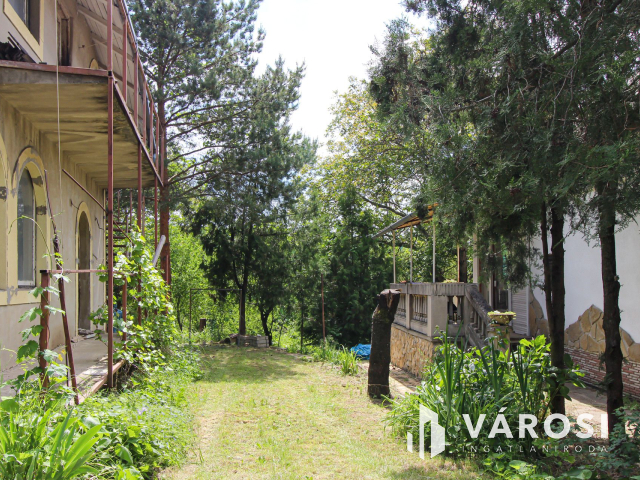 Megosztható telek, két családi házzal Únyon