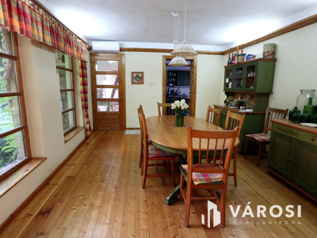 Gyönyörű, kertkapcsolatos otthon, lehetőségekkel.