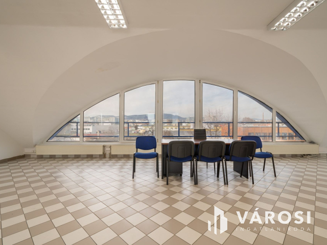 Budai hegyekre panorámás iroda