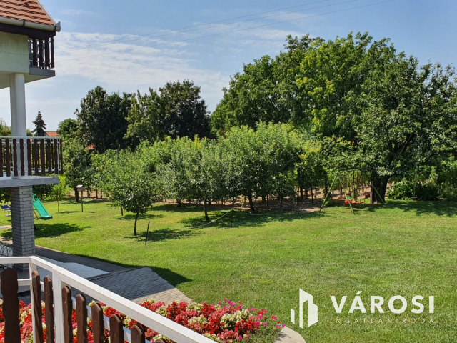 Csopakon, patakparti nívós ingatlan eladó!