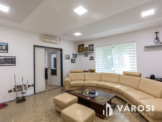 Családi ház és  telephely egyben.