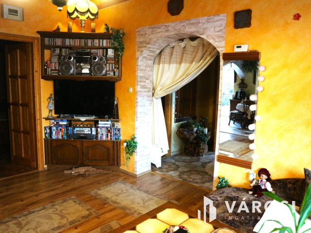 Szombathely beépített kandalló,pincés, bútorozott Alkotás u.