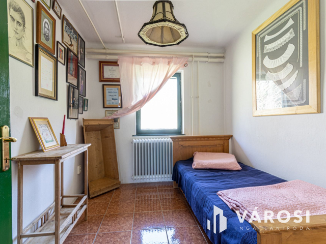 5700 m2-es telek nagy házzal, melléképületekkel Ladánybenén!