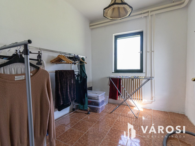 5700 m2-es telek nagy házzal, melléképületekkel Ladánybenén!