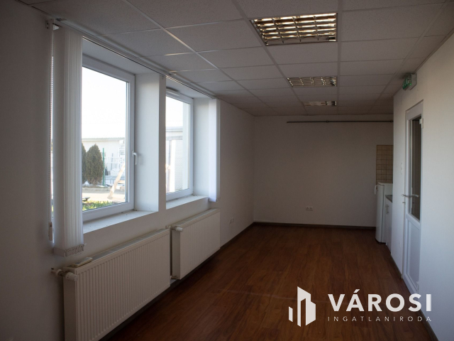 Kiváló csarnok aszfaltozott út mellett kiadó