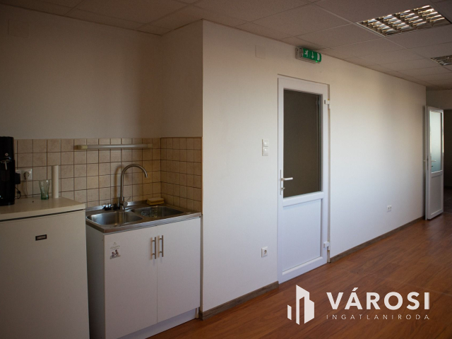 Kiváló csarnok aszfaltozott út mellett kiadó