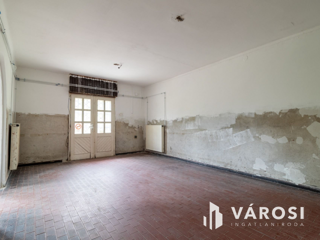 Eladó üzlethelyiség nagy telekkel Bicskén