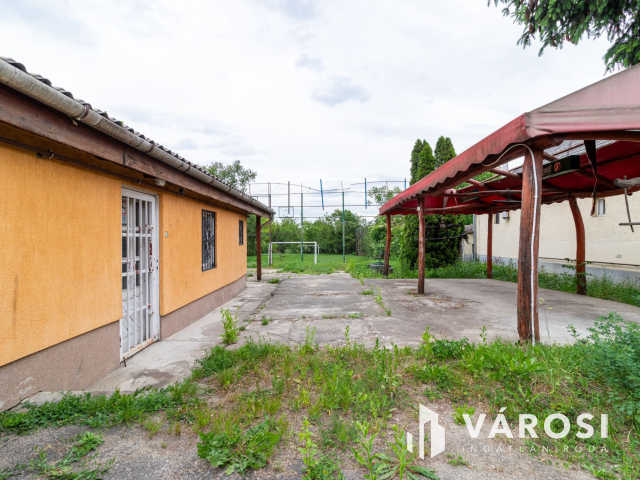 Eladó üzlethelyiség nagy telekkel Bicskén