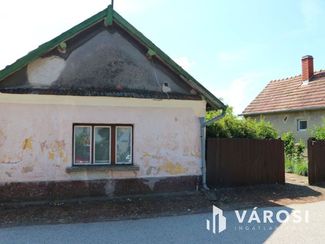 Vasvár központban,csendes helyen,2és fél szobás cs.ház eladó