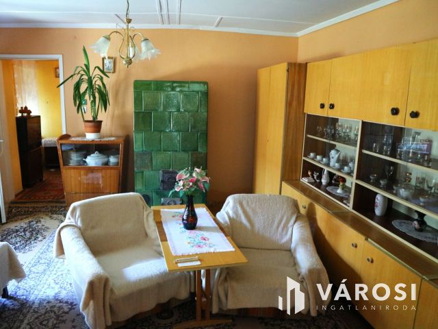 Vasvár központban,csendes helyen,2és fél szobás cs.ház eladó