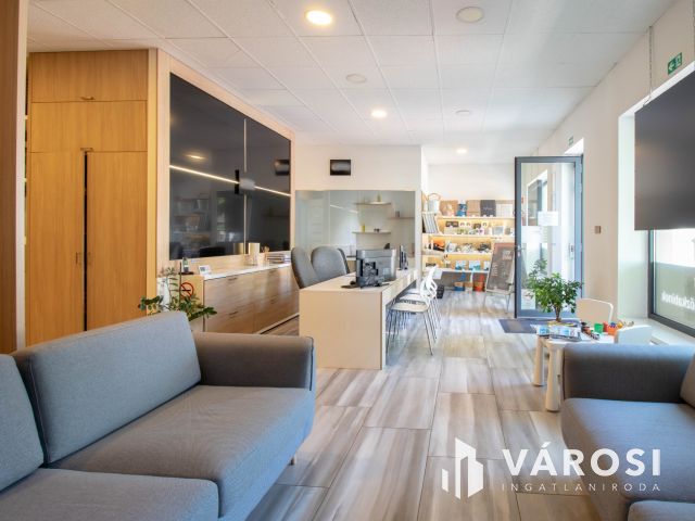Igényesen felújított, utcai bejáratú, 178 m2-es iroda eladó