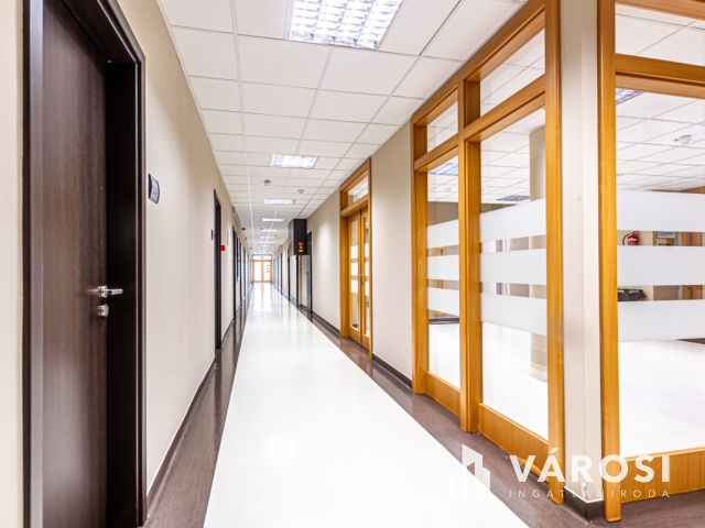 Kiadó 20 m2 alapterületű iroda modern irodaházban