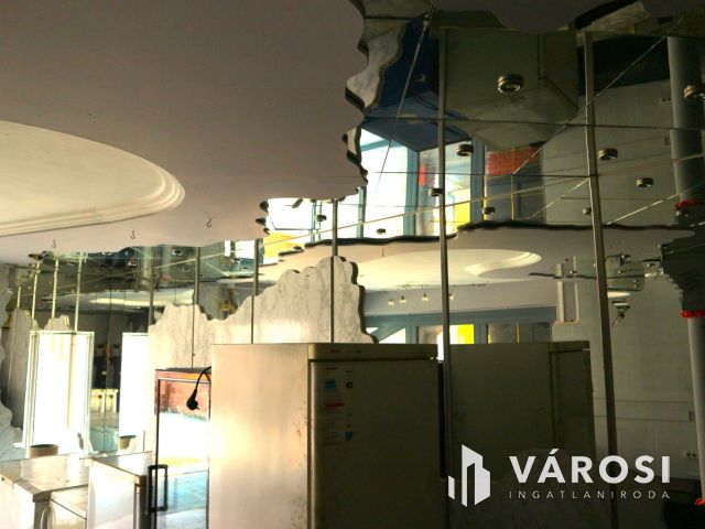 Körmend főterén,befektetőnek, vendéglátó egység kiadó-eladó