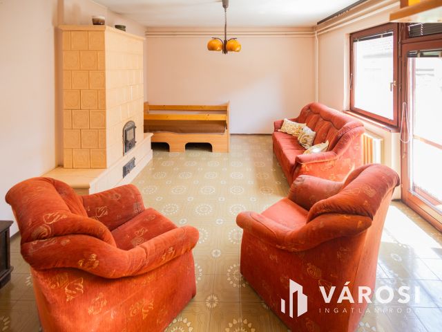 Jó szerkezetű kétgenerációs ház a Fürdőövezetben