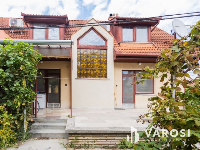 Jó szerkezetű kétgenerációs ház a Fürdőövezetben