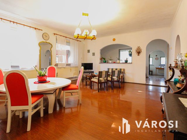 Sarkad központjában tágas családi ház+üzlethelyiség