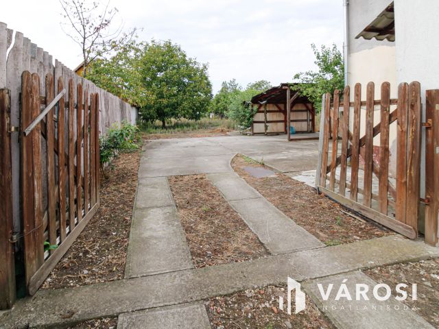 Sarkad központjában tágas családi ház+üzlethelyiség