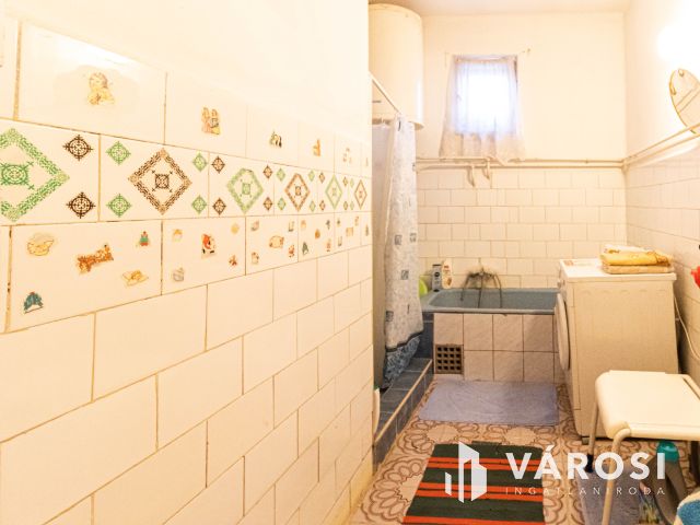 Sarkadon 2+fél szobás családi ház nagy telekkel