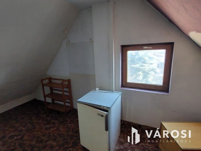 Két szintes családi ház a belváros szélén, Tapolcán eladó