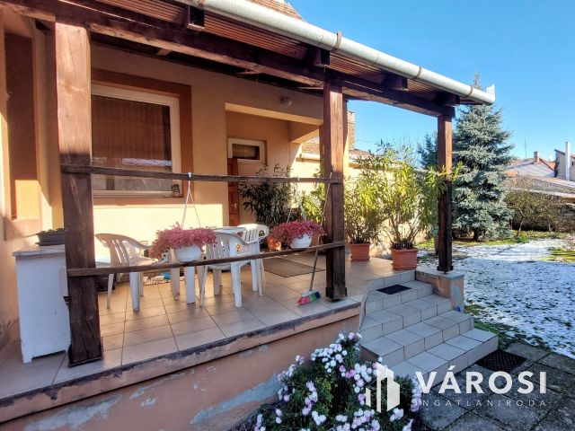 Két szintes családi ház a belváros szélén, Tapolcán eladó