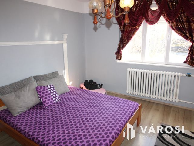 Jó elosztású ház, gazdálkodásra alkalmas telekkel.