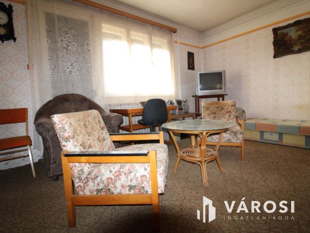 Kétszintes lakóház teljes közművel, garázzsal.