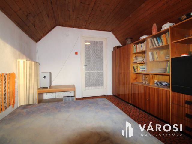 Kétszintes lakóház teljes közművel, garázzsal.