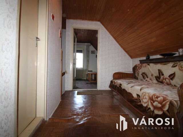 Kétszintes lakóház teljes közművel, garázzsal.