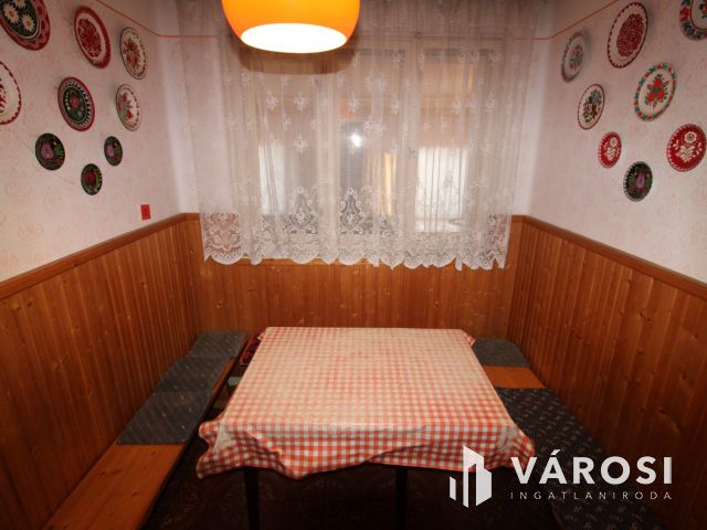 Kétszintes lakóház teljes közművel, garázzsal.