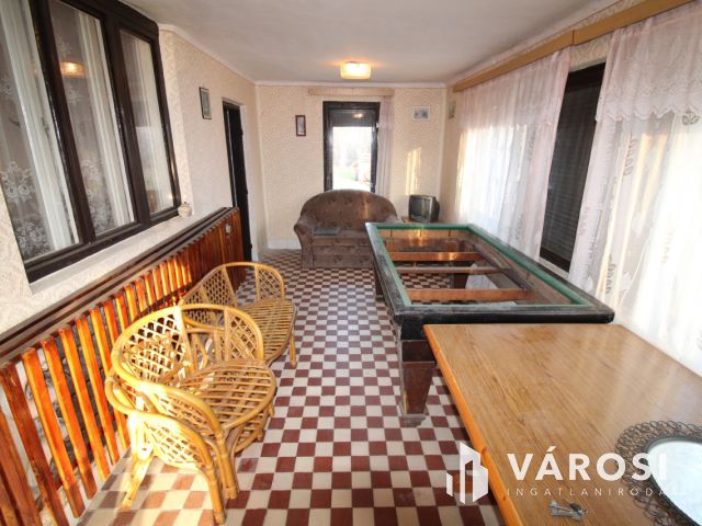 Kétszintes lakóház teljes közművel, garázzsal.