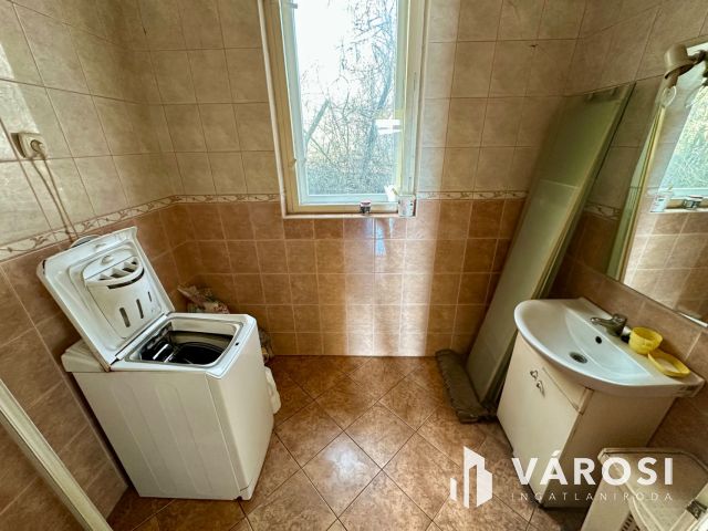 Károlyi csendes részén, felújítandó családi ház eladó!