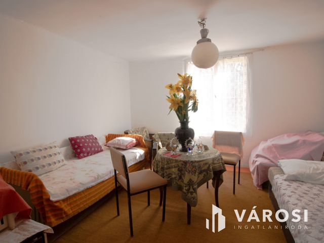 Kis ház gyümölcsfákkal eladó!