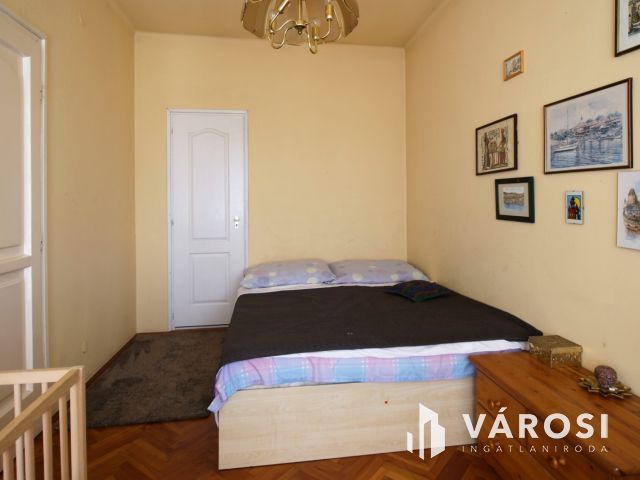 Közkedvelt utcában ikerház eladó!