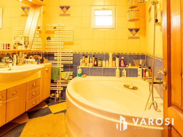 Felűjításmentes , kiváló állapotú ház Pócsmegyeren