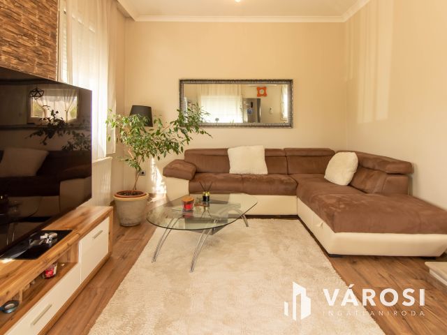 Felűjításmentes , kiváló állapotú ház Pócsmegyeren