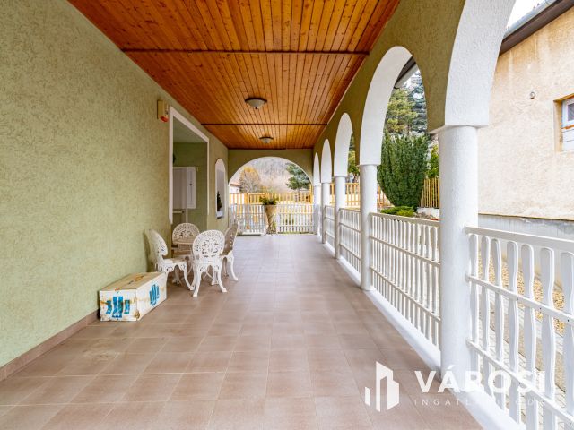 Pilisborosjenő és Budapest határán, panorámás családi ház