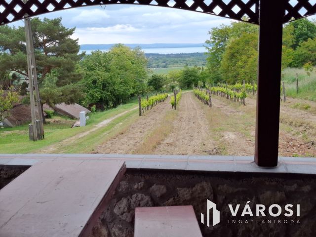 Saját rezsiköltségét megtermelő Balatoni panorámás nyaraló