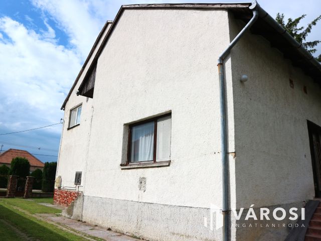 Répcelak 2generációs,(240m2) 7szobás központi,sok lehetőség!