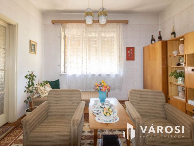 Bútorozott családi ház Mezőhegyes központjában