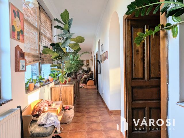 Több generációs ház a városközpontban!