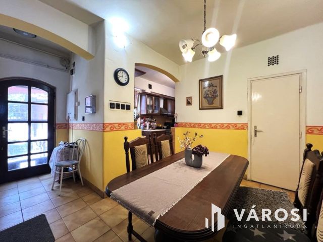 Kétgenereciós családi ház, sok lehetőség, csendes utca