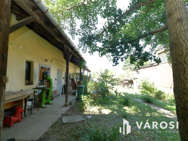 Kétgenerációs téglaház a Jókain.