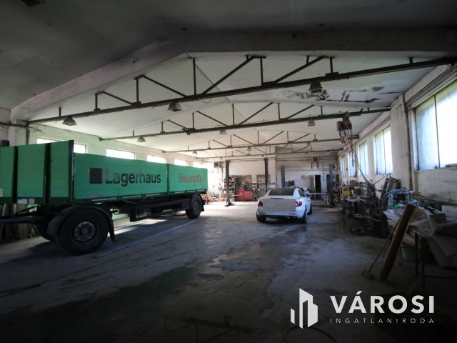 Vállalkozás és lakás a határ mellett.