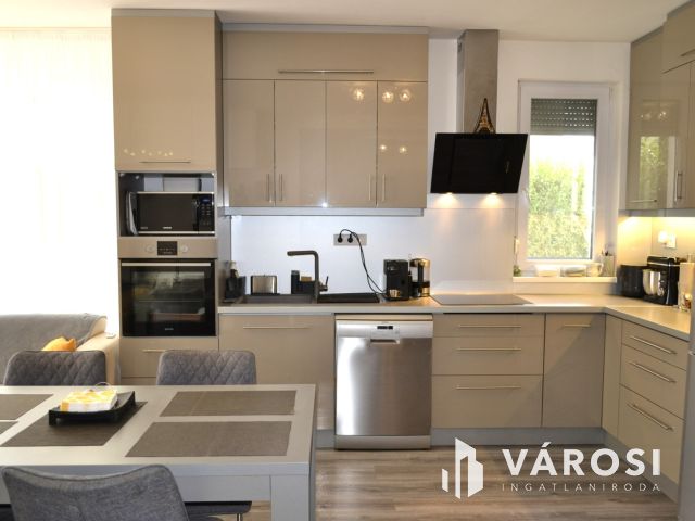 Újszerű 2+4 szobás földszinti kertkapcsolatos Balatonfüreden