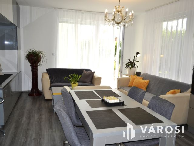 Újszerű 2+4 szobás földszinti kertkapcsolatos Balatonfüreden