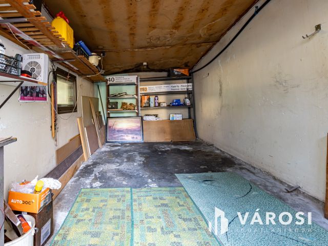 Ikerházfél, takaros kerttel Óbudán